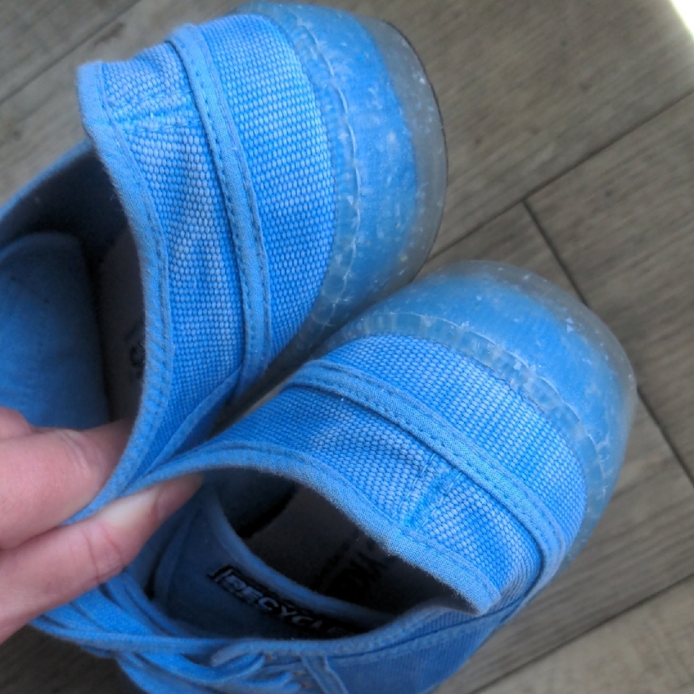 Like New Casual Women's Sneakers - Picture 9 of 13